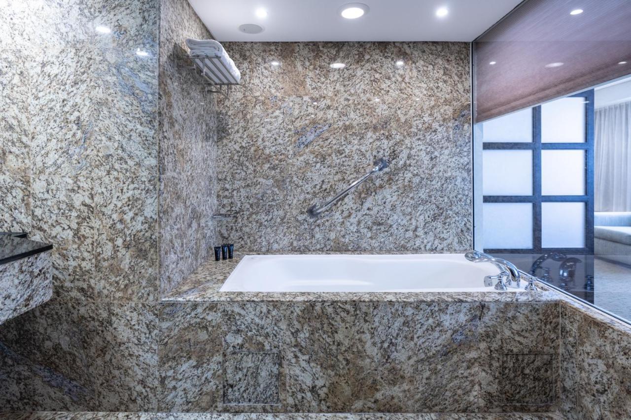 유로빌딩 호텔 앤드 스위트 카라카스 외부 사진 Bathroom with granite tiles