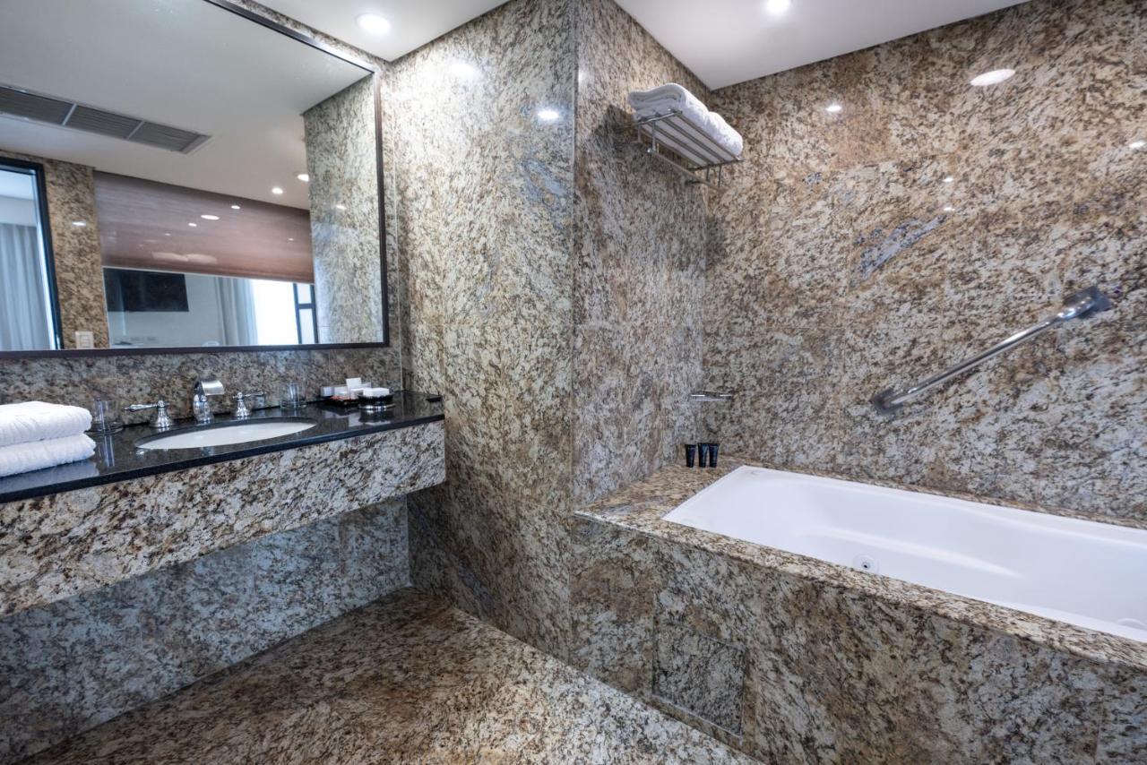 유로빌딩 호텔 앤드 스위트 카라카스 외부 사진 Granite bathroom