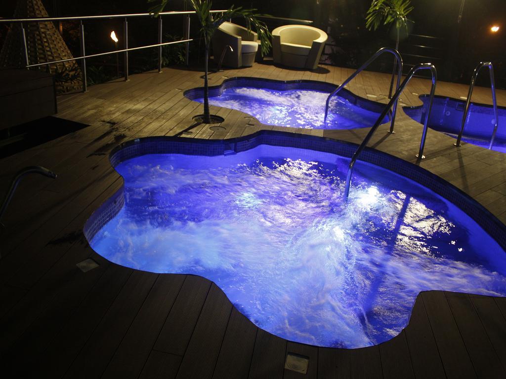 유로빌딩 호텔 앤드 스위트 카라카스 외부 사진 A rooftop pool at night