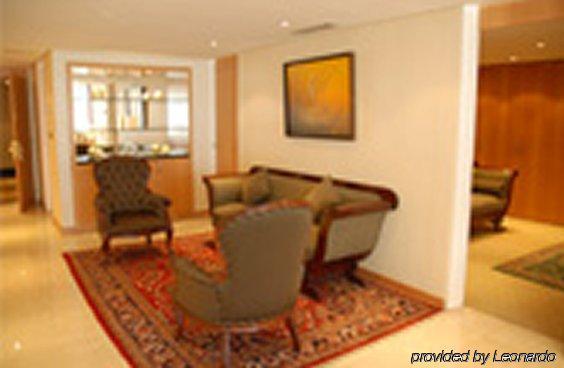 유로빌딩 호텔 앤드 스위트 카라카스 객실 사진 A living room in a typical condominium