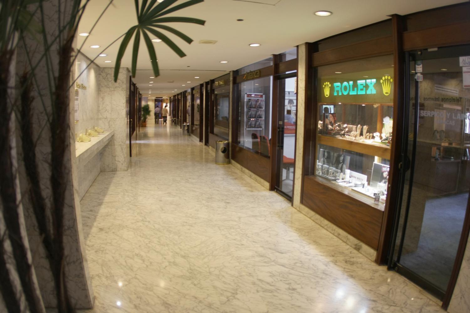 유로빌딩 호텔 앤드 스위트 카라카스 외부 사진 The interior of the shopping mall