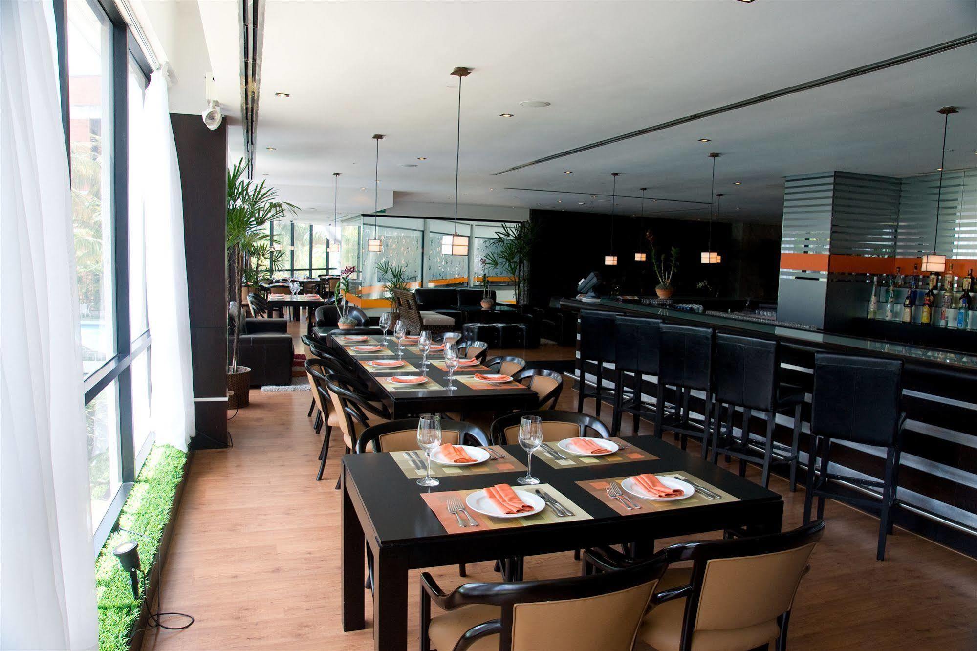 유로빌딩 호텔 앤드 스위트 카라카스 외부 사진 The interior of the lounge